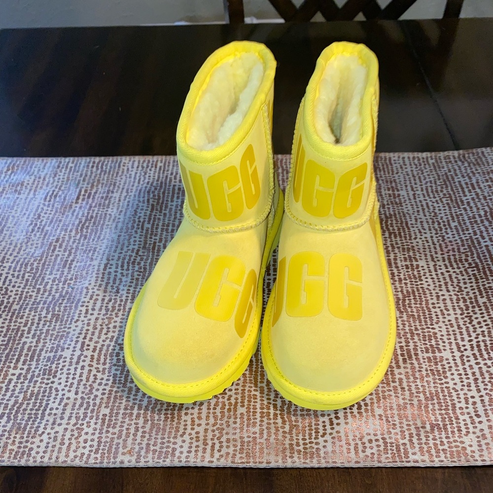 Kids Suggs Size 3